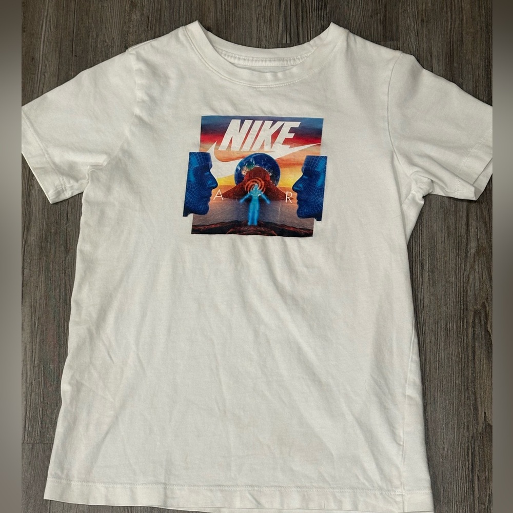 YOUTH Nike White Graphic Logo Tee